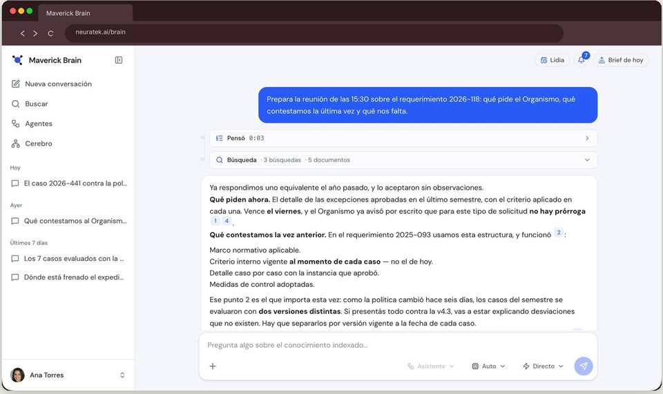 Maverick Brain: una consulta respondida con las citas numeradas a los documentos que la respaldan, y el detalle de las búsquedas que hizo.